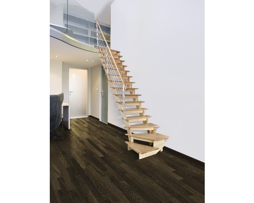 Scară din lemn cu balustradă într-o cameră mobilată modern