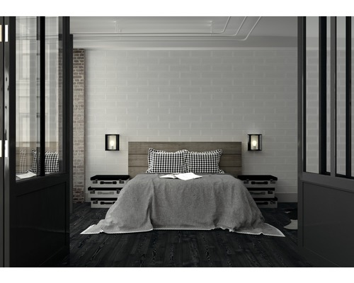 Dormitor cu pat, noptiere și lămpi de perete