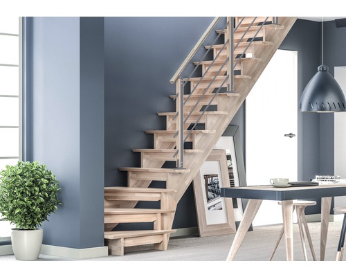 Scară din lemn cu balustradă metalică într-o cameră de zi luminoasă