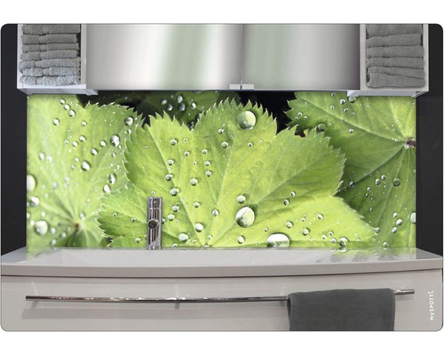 Baie cu chiuvetă, prosoape și panou de perete cu frunze și picături de apă