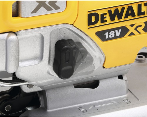 Prim-plan cu un ferăstrău vertical DeWalt 18V XR cu buton de reglare