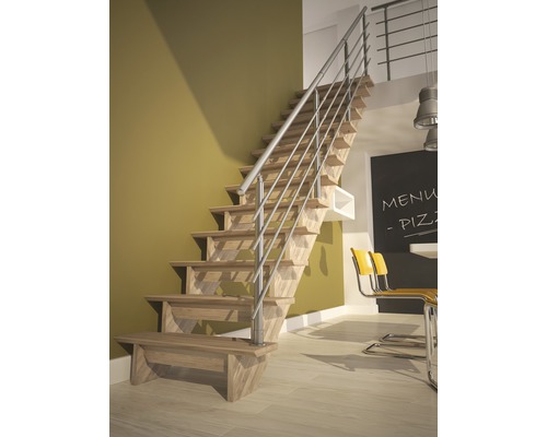 Scară din lemn cu balustradă metalică într-o cameră luminoasă