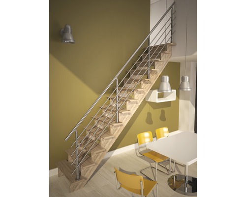 Scară din lemn cu balustradă metalică într-un interior modern