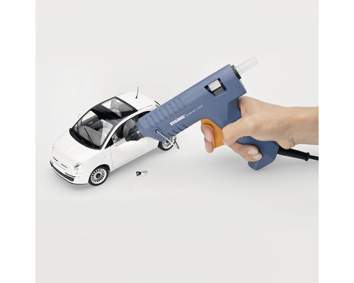 Pistol de lipit cu topire aplicând adeziv pe o mașină model