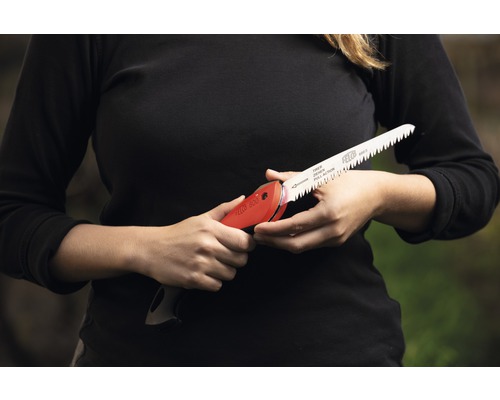 Femeie ținând un ferăstrău pliabil Felco