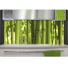 Mobilier de baie cu motiv de bambus pe perete