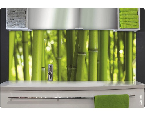 Mobilier de baie cu motiv de bambus pe perete