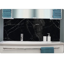 Chiuvetă de baie cu fundal de marmură neagră, robinet și accesorii de baie