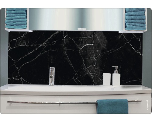 Chiuvetă de baie cu fundal de marmură neagră, robinet și accesorii de baie