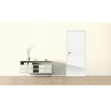 Interior cu comodă, decorațiuni și ușă de interior
