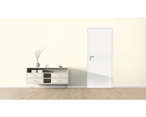 Interior cu comodă, decorațiuni și ușă de interior