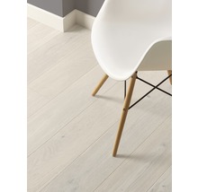 Pardoseală deschisă la culoare din lemn cu scaun alb