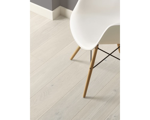 Pardoseală deschisă la culoare din lemn cu scaun alb