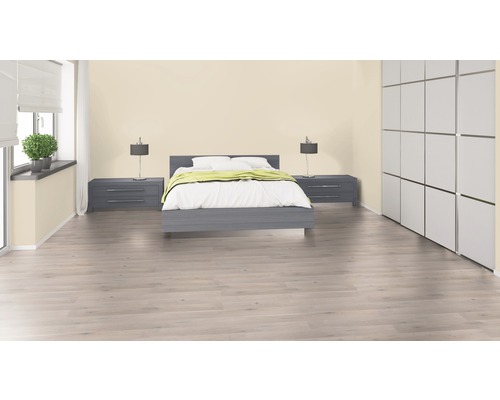 Dormitor luminos cu pat, noptiere și dulap