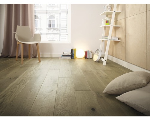 Imagine cu o cameră cu podea de lemn, scaun, fereastră și decorațiuni