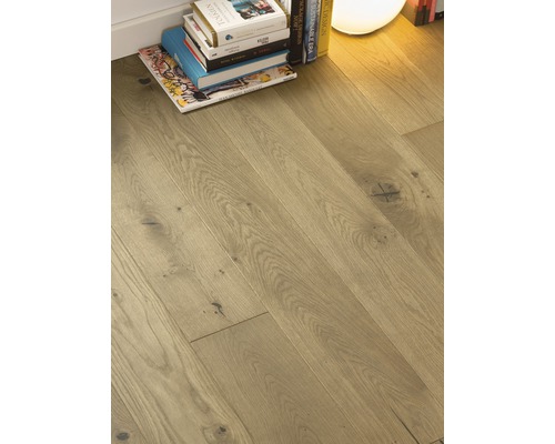 Montarea pardoselii din lemn lângă o stivă de cărți