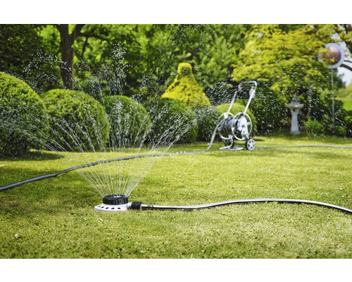 Aspersor de gazon care udă gazonul în grădină