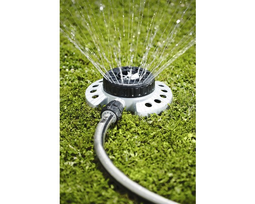 Aspersor de gazon cu furtun pe gazon