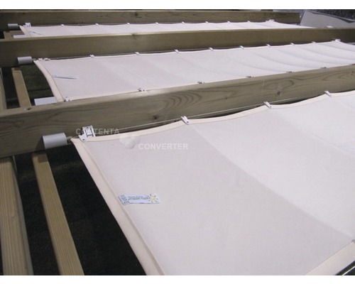 Prim-plan al unei pergole cu panouri textile ca protecție solară