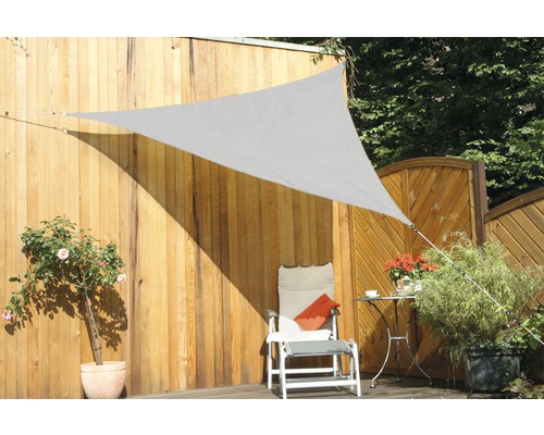 Copertină terasă triunghiulară Floracord gri argintiu 300x300x300 cm Pânză triunghiulară de umbrire, întinsă în fața unui gard din lemn și a mobilierului de grădină, pentru exterior