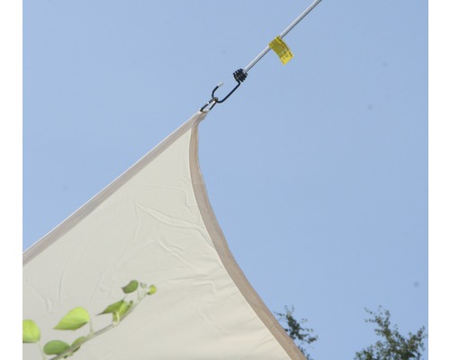 Prim-plan cu prinderea unei pânze de umbrire cu întinzător și carabină