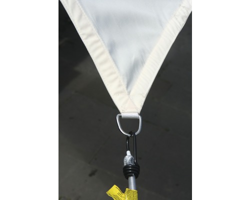 Prim-plan cu o pânză de umbrire cu elemente de fixare