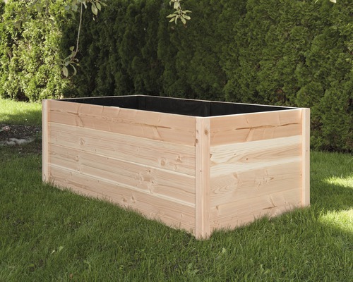 Jardiniere din lemn pe un gazon în grădină