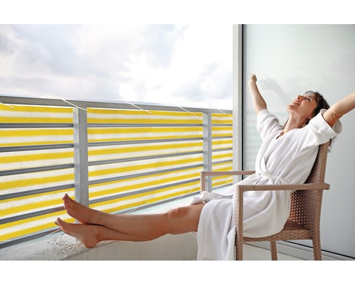Apărătoare balcon, dungi, galben-alb, 90x500 cm Femeie se relaxează pe balcon cu paravan de confidențialitate