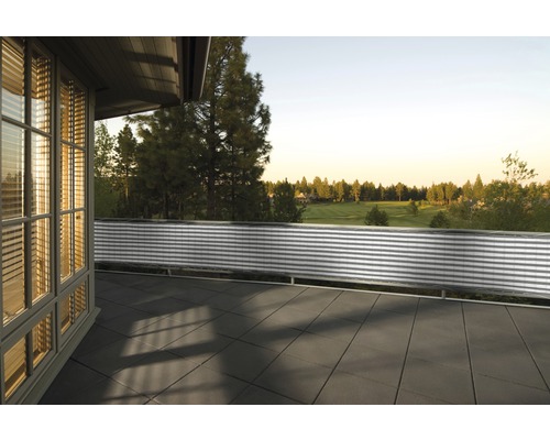 Apărătoare balcon, dungi, gri-alb, 90x500 cm Terasa cu plăci de pavaj și paravan de intimitate