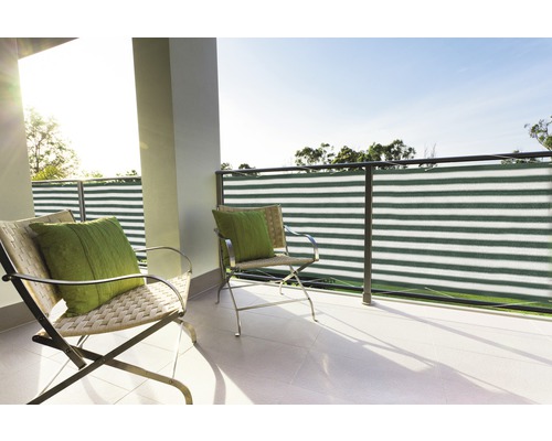 Apărătoare balcon, dungi, verde-alb, 90x500 cm Balcon cu două scaune, perne și paravan