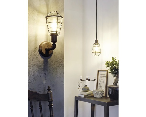 Lămpi de perete și suspendate cu design industrial într-o cameră luminoasă.