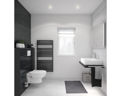 Baie modernă cu toaletă, chiuvetă, calorifer și oglindă