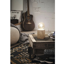 Scenă decorativă cu lampă de masă, chitară și covor pentru design interior