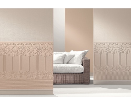 Living cu tapet texturat și o canapea