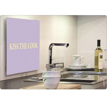 Scenă de bucătărie cu protecție împotriva stropilor cu inscripția „Kiss the cook”, chiuvetă, armătură, veselă și sticlă de vin