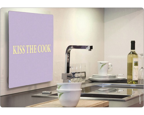 Scenă de bucătărie cu protecție împotriva stropilor cu inscripția „Kiss the cook”, chiuvetă, armătură, veselă și sticlă de vin