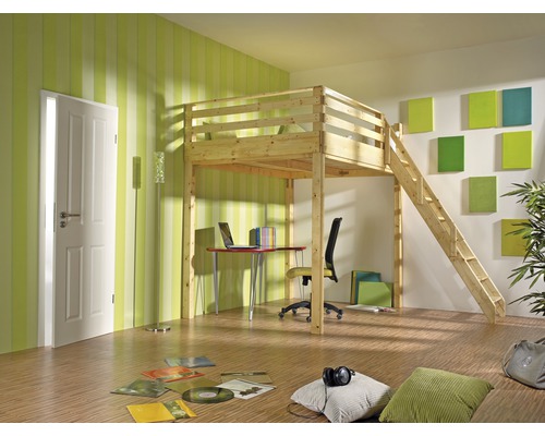 Cameră pentru copii cu pat supraetajat din lemn, cu birou dedesubt