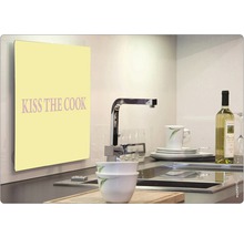 Scenă de bucătărie cu chiuvetă, robinet, veselă și o imagine cu inscripția ''Kiss the Cook''