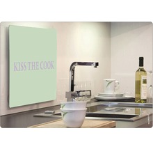 "Scenă de bucătărie cu chiuvetă, veselă și protecție de perete cu textul ""Kiss the cook"" (Sărută bucătarul)."