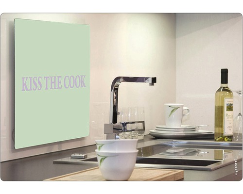 "Scenă de bucătărie cu chiuvetă, veselă și protecție de perete cu textul ""Kiss the cook"" (Sărută bucătarul)."