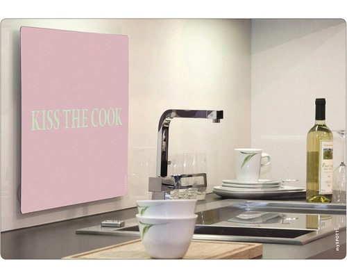 Scenă de bucătărie cu protecție de perete cu inscripția Kiss the Cook, chiuvetă, robinet, veselă și sticlă de vin