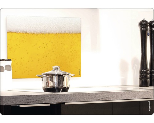 Scenă de bucătărie cu oală și placă de tăiat din sticlă cu motiv de bere