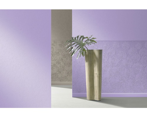 Scenă de interior cu tapet cu model violet și gri și un stâlp de plante din lemn