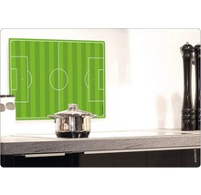 Scenă de bucătărie cu oală pe aragaz și protecție de perete cu motiv teren de fotbal