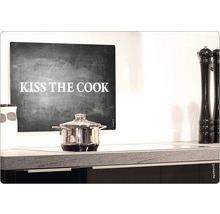 Oală pe o plită cu inducție sub o pictură murală cu inscripția Kiss the Cook