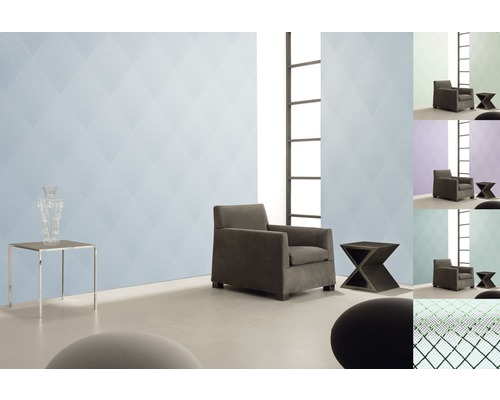 Cameră de zi cu fotoliu și tapet cu model