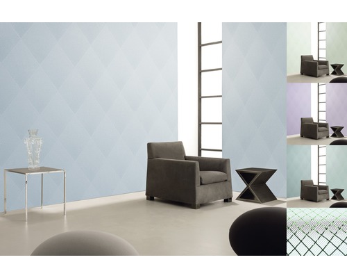 Living cu tapet modelat albastru deschis, fotoliu și masă