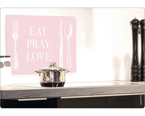 Scenă de bucătărie cu oală și protecție împotriva stropilor