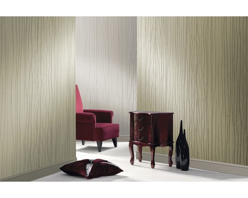 Design decorativ de perete cu tapet vlies bej în camera de zi.