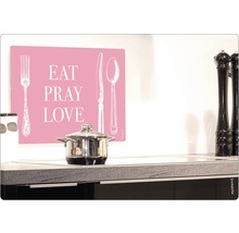 Scenă de bucătărie cu oală pe plită și decorație cu inscripție